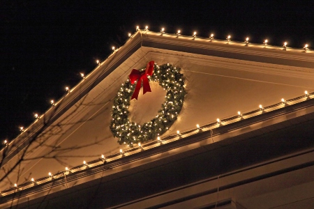 Why You Should Consider Hiring The Pros For Your Christmas Light Installation Needs